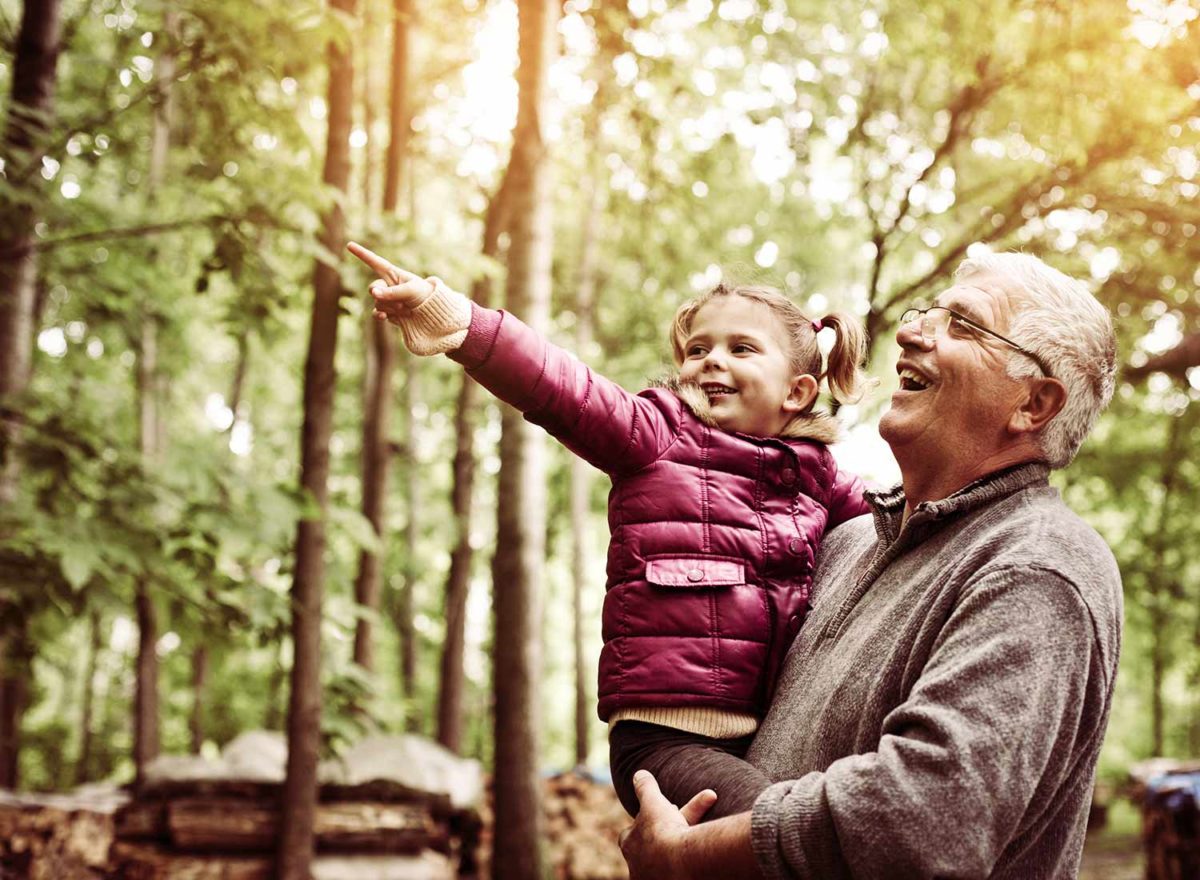 Abuelo le enseña a su nieta cosas sobre la naturaleza